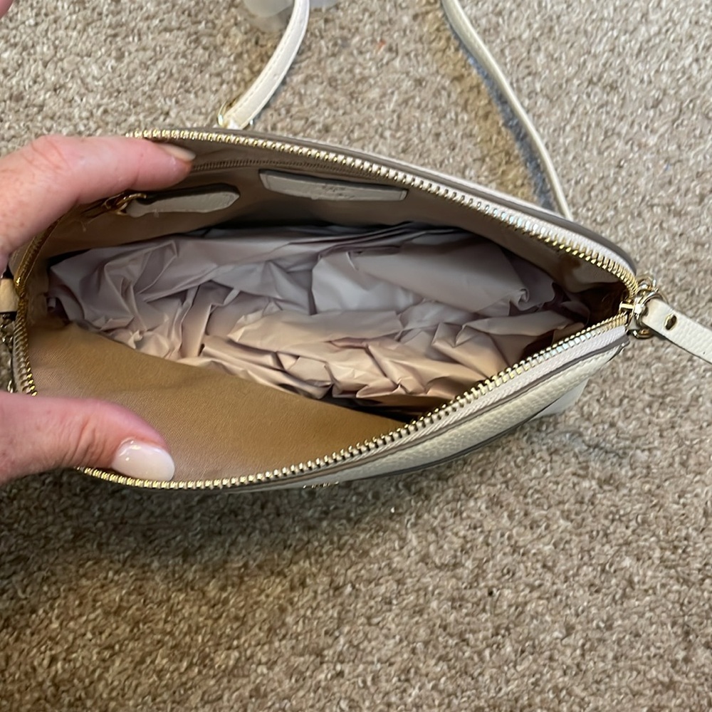Crossbody. - Picture 3 of 4